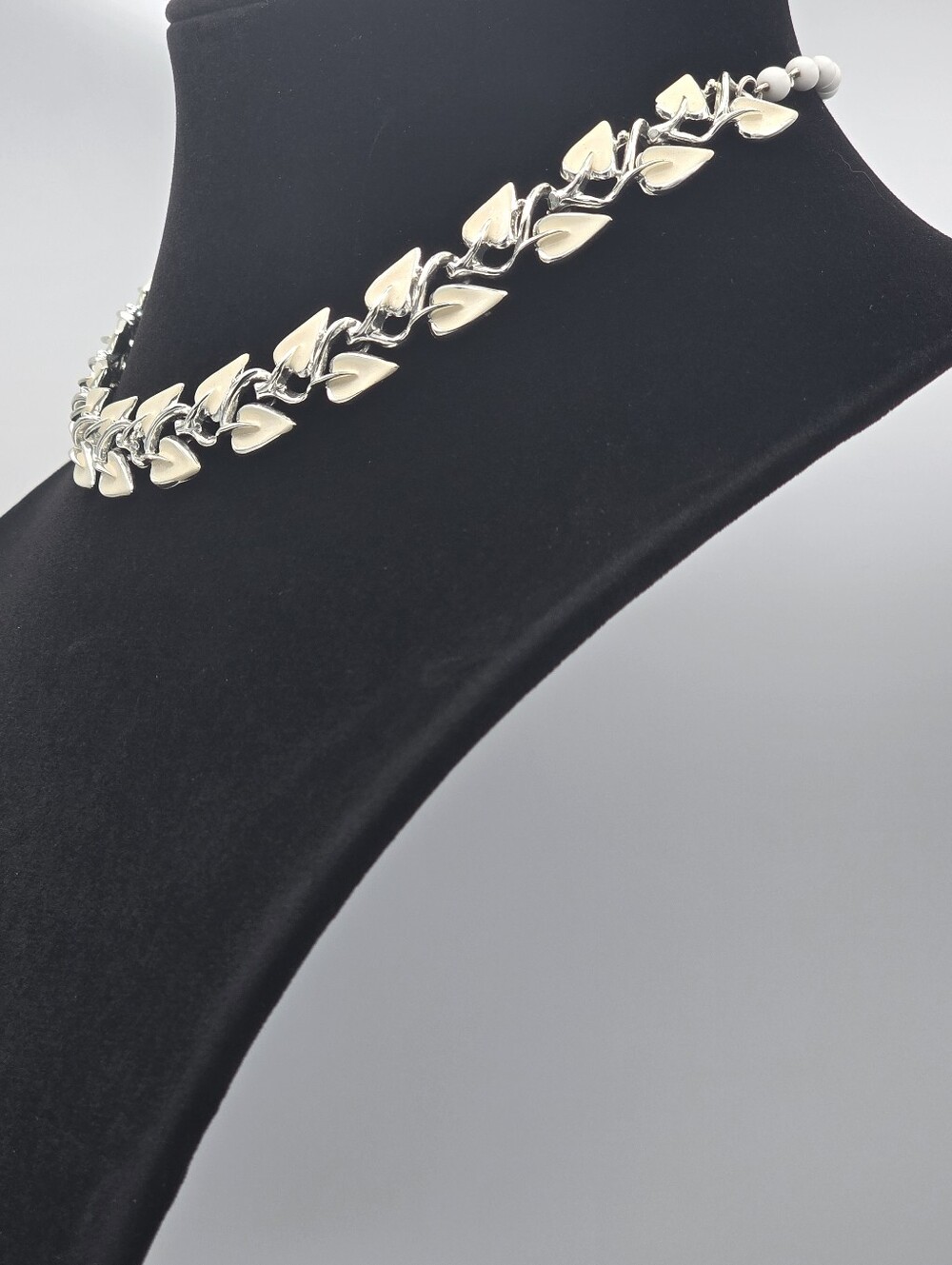 Vintage Signed 1950's Coro Cream Enamel & Silver Tone Linked Leaf Necklace - Picture 3 of 10